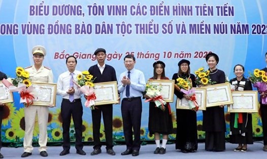 Chủ tịch UBND tỉnh Bắc Giang Lê Ánh Dương cũng lãnh đạo Ban Dân tộc tỉnh Bắc Giang trao Bằng khen cho các cá nhân. Ảnh: TTXVN
