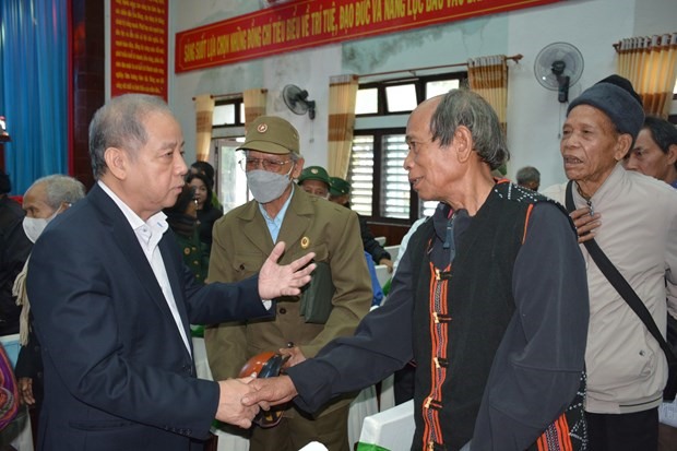 Phó Bí thư Thường trực Tỉnh ủy Thừa Thiên - Huế Phan Ngọc Thọ thăm hỏi, động viên tinh thần các già làng, trưởng bản, người có uy tín tại huyện A Lưới hỗ trợ địa phương giảm nghèo. Ảnh: TTXVN