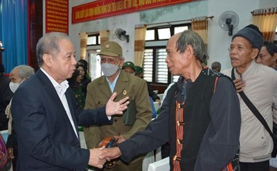 Phó Bí thư Thường trực Tỉnh ủy Thừa Thiên - Huế Phan Ngọc Thọ thăm hỏi, động viên tinh thần các già làng, trưởng bản, người có uy tín tại huyện A Lưới hỗ trợ địa phương giảm nghèo. Ảnh: TTXVN