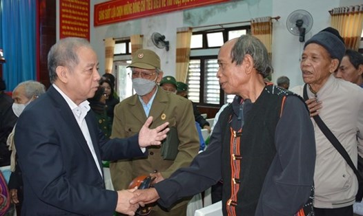 Phó Bí thư Thường trực Tỉnh ủy Thừa Thiên - Huế Phan Ngọc Thọ thăm hỏi, động viên tinh thần các già làng, trưởng bản, người có uy tín tại huyện A Lưới hỗ trợ địa phương giảm nghèo. Ảnh: TTXVN