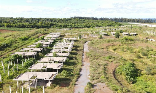 Dự án Khu đô thị sinh thái biển AE resort – Cửa Tùng xây được vài hạng mục rồi bỏ hoang. Ảnh: Hưng Thơ.