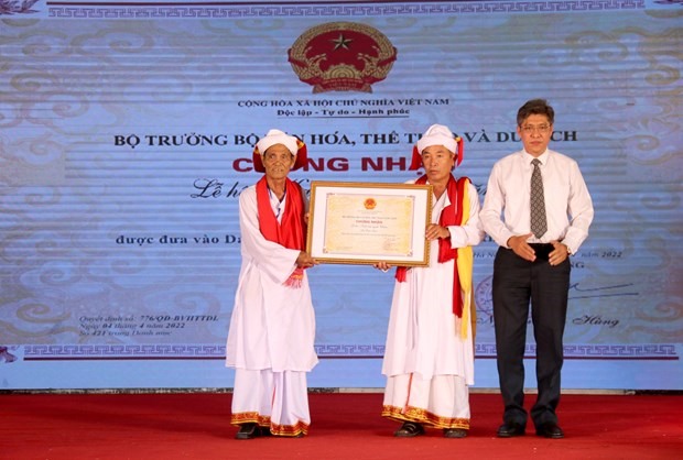 Trao Quyết định của Bộ trưởng Bộ Văn hóa, Thể thao và Du lịch đưa Lễ hội Katê của người Chăm tỉnh Bình Thuận vào danh mục di sản văn hóa phi vật thể quốc gia. Ảnh: TTXVN