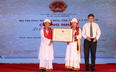 Trao Quyết định của Bộ trưởng Bộ Văn hóa, Thể thao và Du lịch đưa Lễ hội Katê của người Chăm tỉnh Bình Thuận vào danh mục di sản văn hóa phi vật thể quốc gia. Ảnh: TTXVN