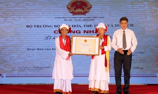 Trao Quyết định của Bộ trưởng Bộ Văn hóa, Thể thao và Du lịch đưa Lễ hội Katê của người Chăm tỉnh Bình Thuận vào danh mục di sản văn hóa phi vật thể quốc gia. Ảnh: TTXVN