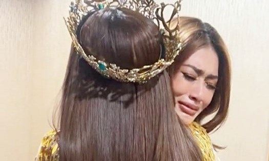 Thiên Ân khóc khi bị loại khỏi top 10 Miss Grand International 2022. Ảnh: SC