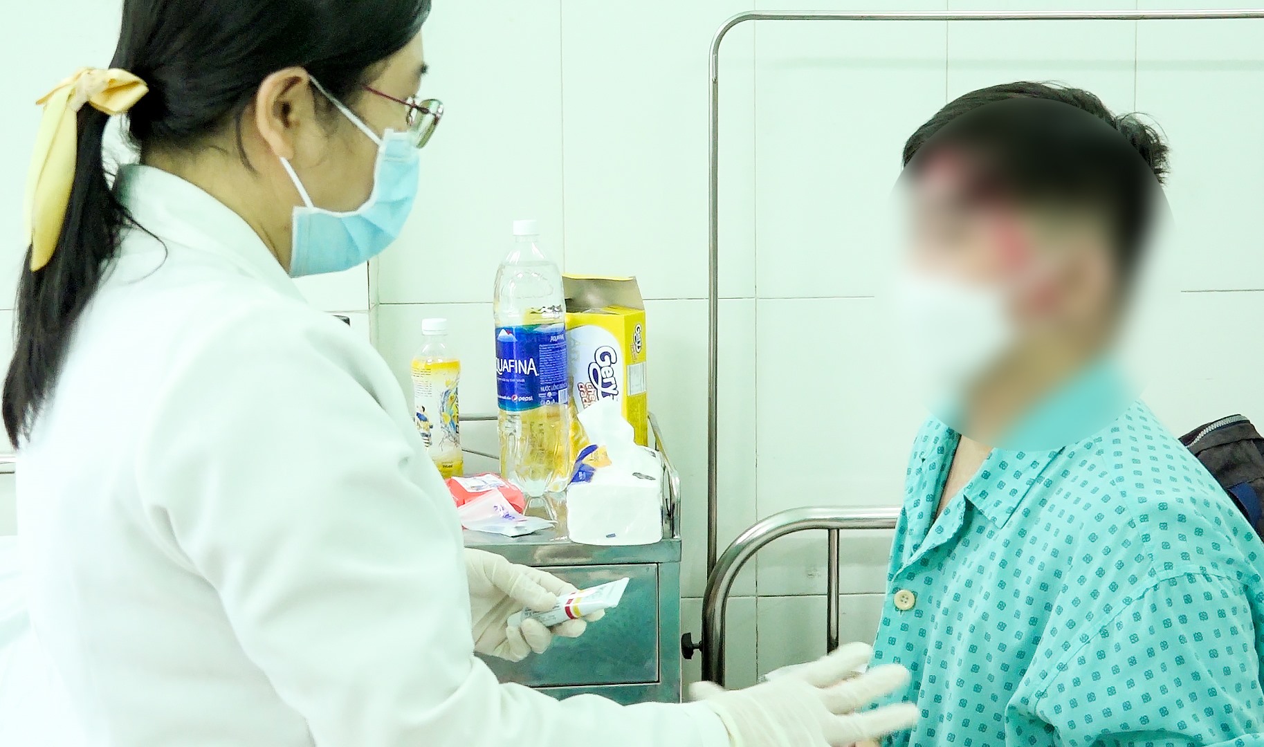 Bệnh nhân bị nhiễm trùng nặng do chích vỡ các mụn nước. Ảnh: BV