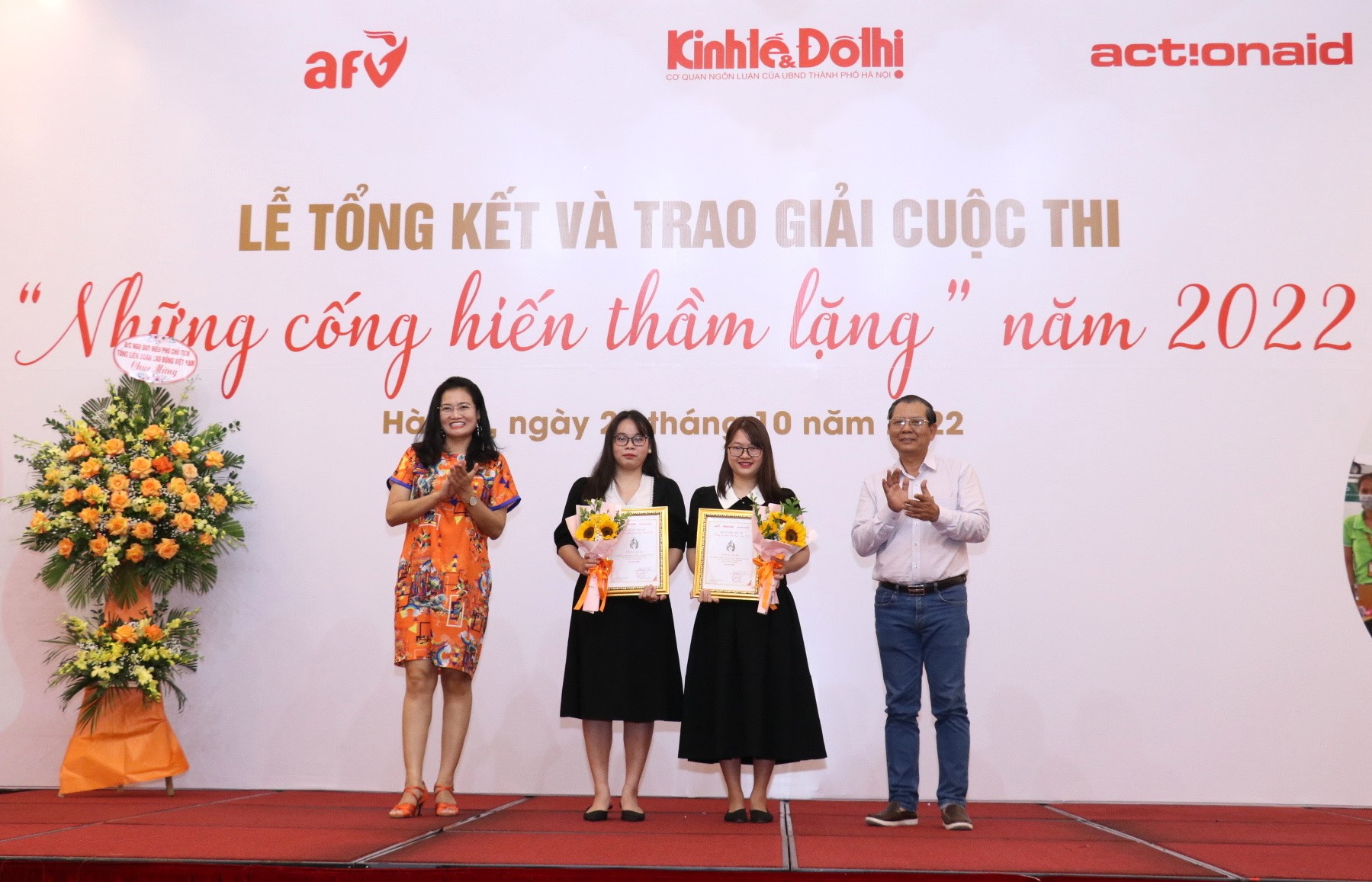 Nhóm phóng viên Báo Lao Động đạt giải Nhất cuộc thi "Những cống hiến thầm lặng" năm 2022.