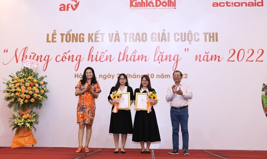 Nhóm phóng viên Báo Lao Động đạt giải Nhất cuộc thi "Những cống hiến thầm lặng" năm 2022.
