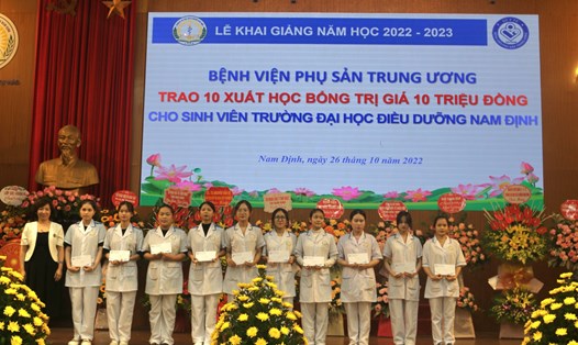 Bệnh viện Phụ sản TW trao 10 suất học bổng (mỗi suất 10 triệu đồng) tại lễ khai giảng Trường Đại học Điều dưỡng Nam Định. Ảnh: P.V.S