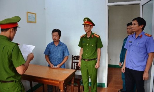 Lực lượng Công an đọc quyết định bắt Nguyễn Hoàng Minh.