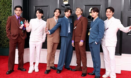 BTS trên thảm đỏ Grammy 2022. Ảnh: AFP