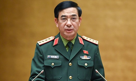 Bộ trưởng Bộ Quốc phòng Phan Văn Giang trình bày dự án luật tại phiên họp. Ảnh: Phạm Thắng