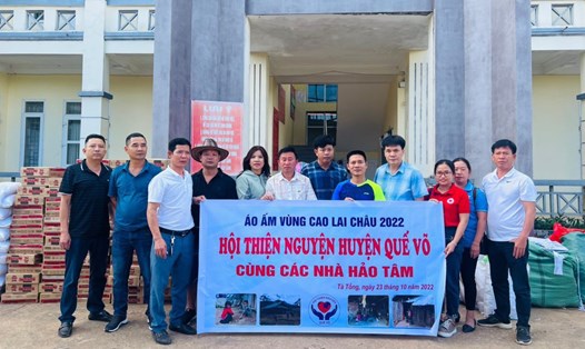 Đại diện Hội thiện nguyện huyện Quế Võ (tỉnh Bắc Ninh) cùng lãnh đạo LĐLĐ huyện Mường Tè (tỉnh Lai Châu), Hội Chữ thập đỏ huyện và các lãnh đạo trên địa bàn xã Tà Tổng.