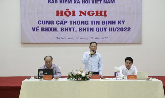 Phó Tổng Giám đốc Bảo hiểm xã hội Việt Nam Lê Hùng Sơn giải đáp trong phần thảo luận của hội nghị. Ảnh: BH