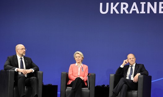 Từ trái qua: Thủ tướng Ukraina Denys Shmyhal, Chủ tịch Ủy ban Châu Âu Ursula von der Leyen và Thủ tướng Đức Olaf Scholz tại hội nghị tái thiết Ukraina ở Berlin, Đức, ngày 25.10.2022. Ảnh: AFP