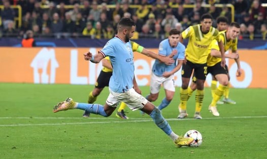 Mahrez sút trượt penalty trong trận hòa Dortmund. Ảnh: UEFA