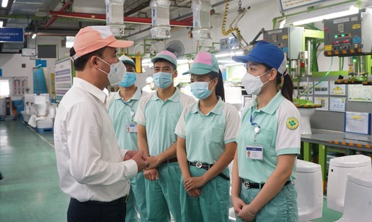 Tổng Giám đốc BHXH Việt Nam Nguyễn Thế Mạnh động viên, thăm hỏi người lao động về việc thực hiện chính sách BHXH tại DN. Ảnh: BHXH