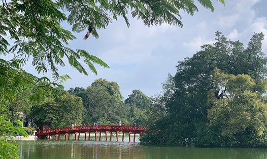 Khách tham quan cầu Thê Húc ở hồ Hoàn Kiếm, Hà Nội tháng 10.2022. 
Ảnh: Ngọc Trang