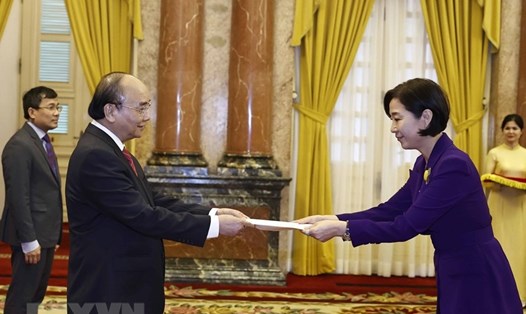 Chủ tịch nước Nguyễn Xuân Phúc tiếp nhận Quốc thư của Đại sứ Hàn Quốc Oh Youngju. Ảnh: TTXVN