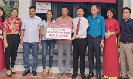 Trao Mái ấm Công đoàn cho gia đình chị Nguyễn Thị Trang - đoàn viên Công đoàn tại xã Đức Hoà. Ảnh: CĐH