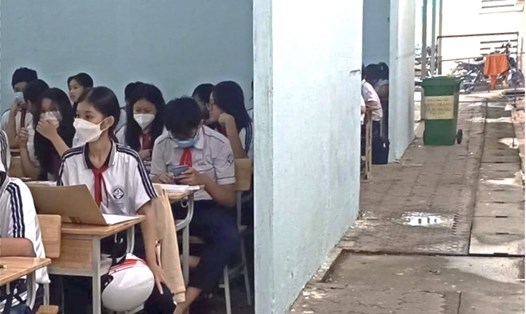Học sinh hai lớp 8 của Trường THCS Nguyễn Thị Thập phải học trong phòng học tạm bợ.