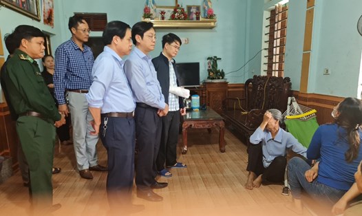 Lãnh đạo UBND huyện Cẩm Xuyên đến chia sẻ, động viên gia đình có thuyền viên mất tích ở xã Cẩm Lộc. Ảnh: TT.