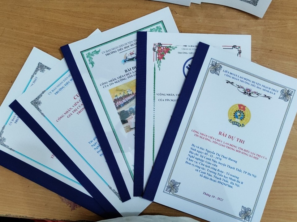 Các bài dự thi "Công nhân, viên chức, lao động tìm hiểu về giá trị của tín ngưỡng, tôn giáo trong đời sống xã hội” của cá nhân, Công đoàn cơ sở thuộc Liên đoàn Lao động huyện Thạch Thất. Ảnh: CĐH