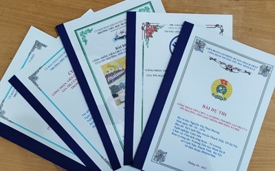 Các bài dự thi "Công nhân, viên chức, lao động tìm hiểu về giá trị của tín ngưỡng, tôn giáo trong đời sống xã hội” của cá nhân, Công đoàn cơ sở thuộc Liên đoàn Lao động huyện Thạch Thất. Ảnh: CĐH