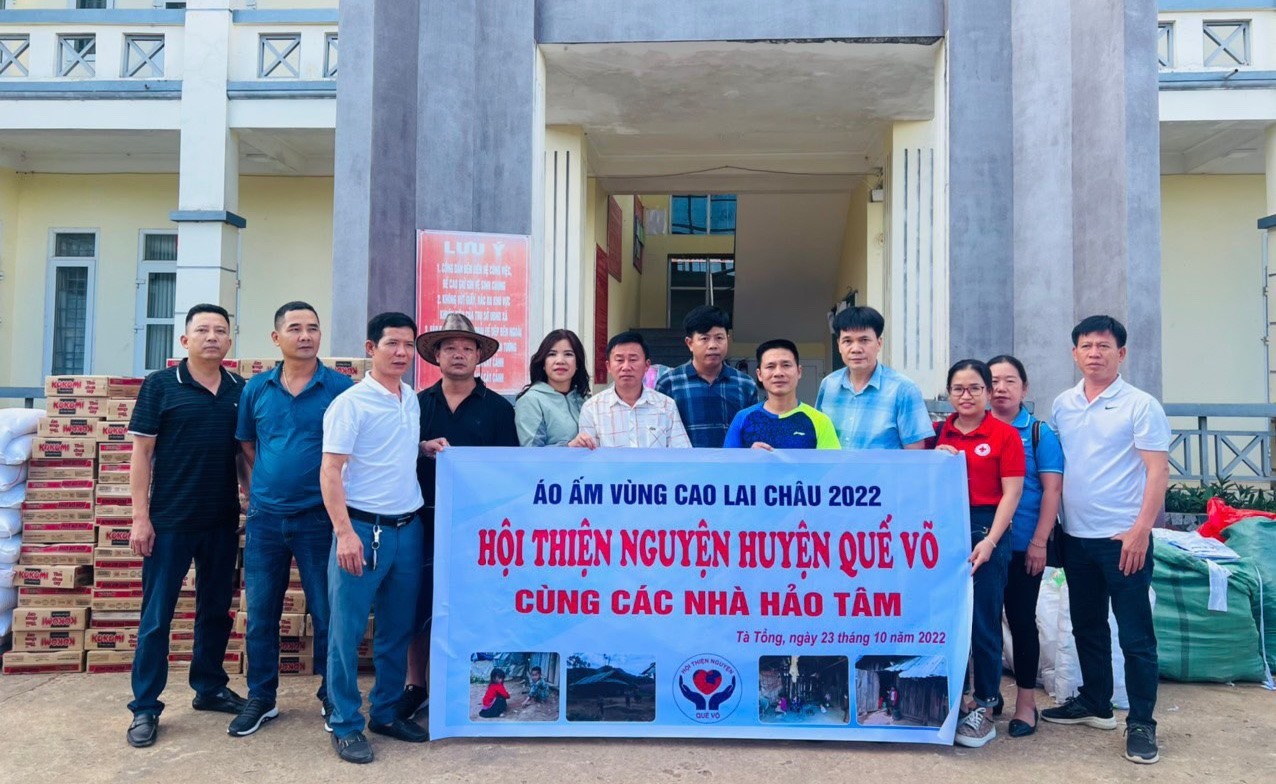 Đại diện Hội thiện nguyện huyện Quế Võ (tỉnh Bắc Ninh) cùng lãnh đạo LĐLĐ huyện Mường Tè (tỉnh Lai Châu), Hội Chữ thập đỏ huyện và các lãnh đạo trên địa bàn xã Tà Tổng.