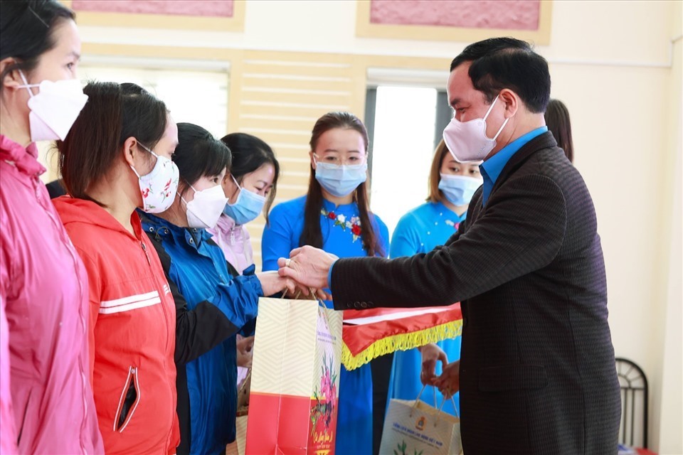 Chủ tịch Tổng LĐLĐVN Nguyễn Đình Khang trao quà Tết Nhâm Dần 2022 cho đoàn viên, người lao động có hoàn cảnh khó khăn tại tỉnh Hà Nam. Ảnh: Hải Nguyễn
