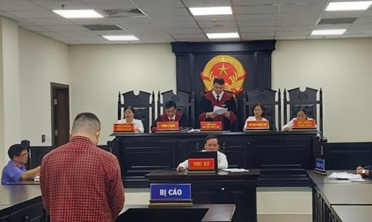 Chủ toạ Trần Nam Hà công bố bản án với cựu công an lừa đảo (áo đỏ). Ảnh: V.D