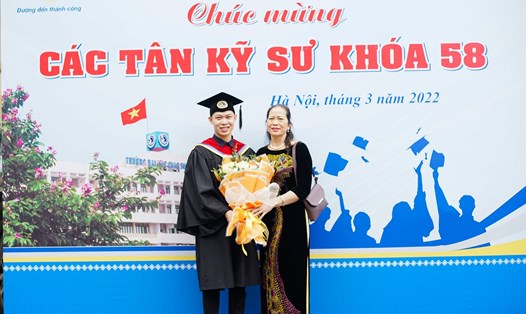Nguyễn Ngọc Huy - thủ khoa đầu ra Khoa kỹ thuật xây dựng K58, Trường Đại học Giao thông Vận tải năm 2022 chụp ảnh lưu niệm cùng người thân trong buổi lễ nhận bằng tốt nghiệp. Ảnh: NVCC
