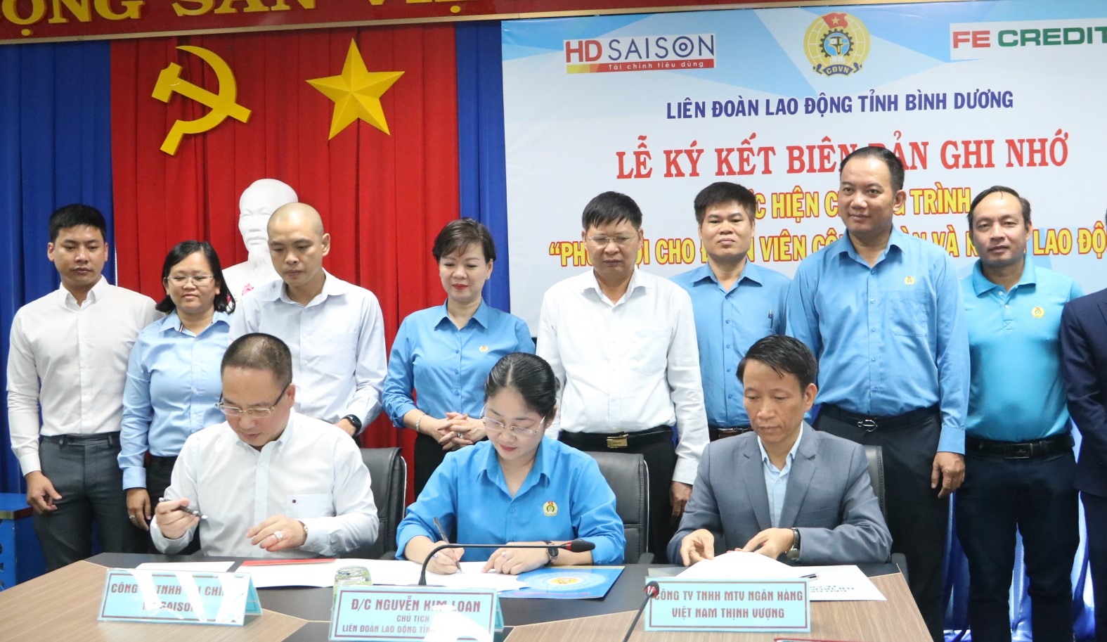 Liên đoàn Lao động tỉnh Bình Dương ký kết biên bản ghi nhớ với 2 công ty tài chính triển khai gói vay tiêu dùng cho người lao động tại Bình Dương.. Ảnh: Đình Trọng