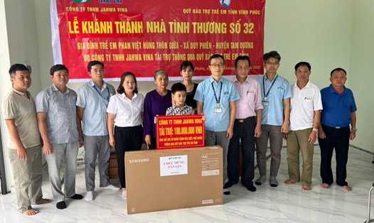 Lãnh đạo công ty trao hỗ trợ tới gia đình chị Nguyễn Thị Thư.