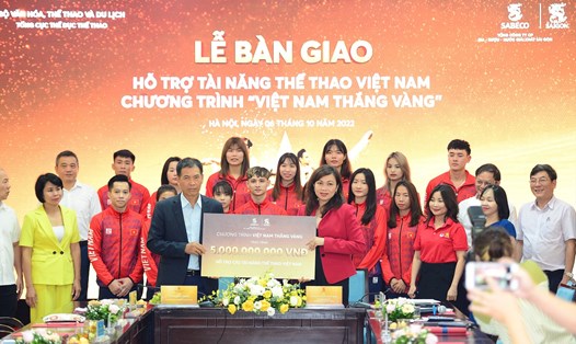 SABECO bàn giao 5 tỉ đồng hỗ trợ tài năng thể thao trẻ Việt Nam.