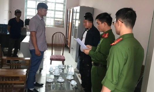 Bắt giữ Nguyên PGĐ Văn phòng đăng ký đất đai huyện Thạch An. Ảnh: CACB