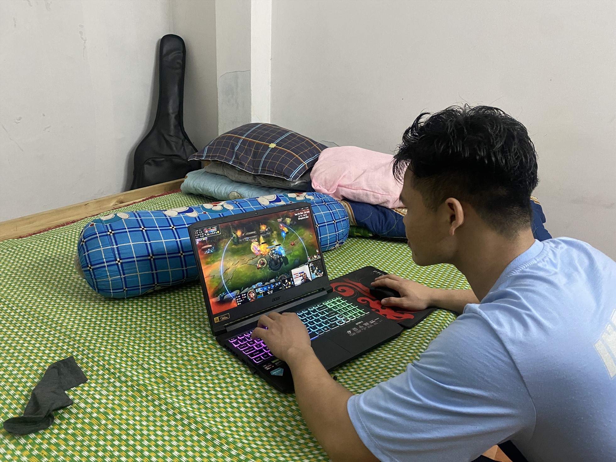 Chơi game là thú vui phổ biến của người lao động tại Đà Nẵng sau giờ làm việc. Ảnh: Văn Trực