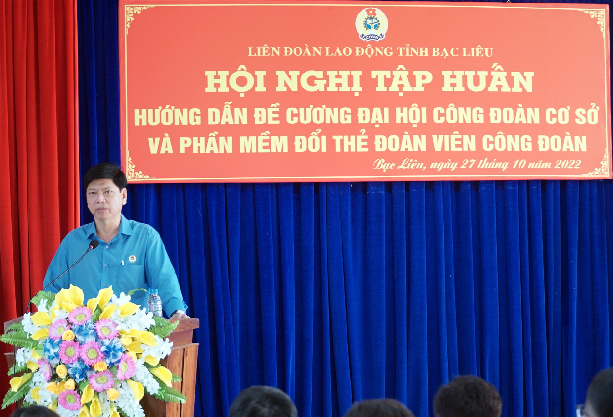 Phó Chủ tịch LĐLĐ tỉnh Bạc Liêu Huỳnh Nguyễn Trúc Linh hướng dẫn công tác chuẩn bị tổ chức đại hội công đoàn. Ảnh: Nhật Hồ