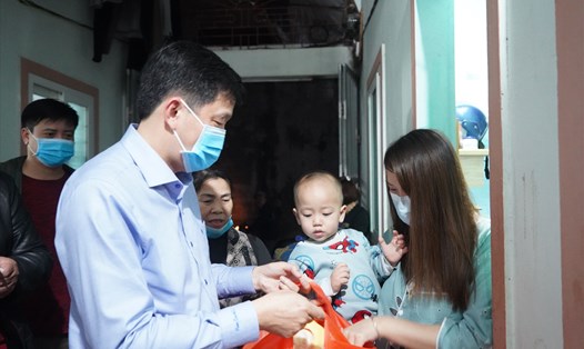 Lãnh đạo LĐLĐ tỉnh Nghệ An thăm, tặng quà cho công nhân nuôi con nhỏ tại xã Hưng Đông - TP.Vinh. Ảnh: QĐ