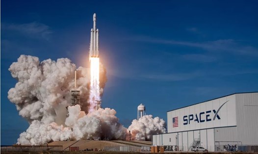 Một tên lửa Falcon Heavy cất cánh từ Trung tâm Vũ trụ Kennedy của NASA vào năm 2018. Ảnh: SpaceX