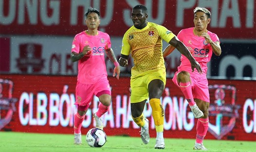Sài Gòn FC (áo hồng) quyết tâm đánh bại Hải Phòng để tiến gần hơn đến việc trụ hạng. Ảnh: VPF