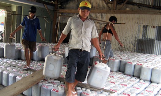 Phần lớn nước mắm Phú Quốc tiêu thụ qua hình thức bán sỉ qua can không nhãn mác. Ảnh: TR.Q