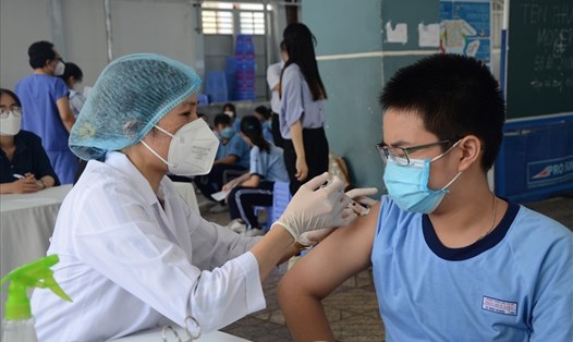 Học sinh đến tiêm chủng tại điểm tiêm Trường THCS Trần Huy Liệu, quận Phú Nhuận. Ảnh: Huyên Nguyễn