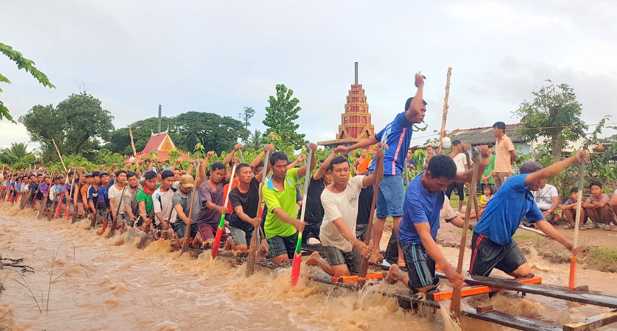 Tập luyện chuẩn bị cho cuộc đua ghe Ngo năm 2022. Ảnh: Nhật Hồ