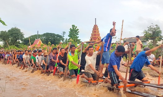 Tập luyện chuẩn bị cho cuộc đua ghe Ngo năm 2022. Ảnh: Nhật Hồ