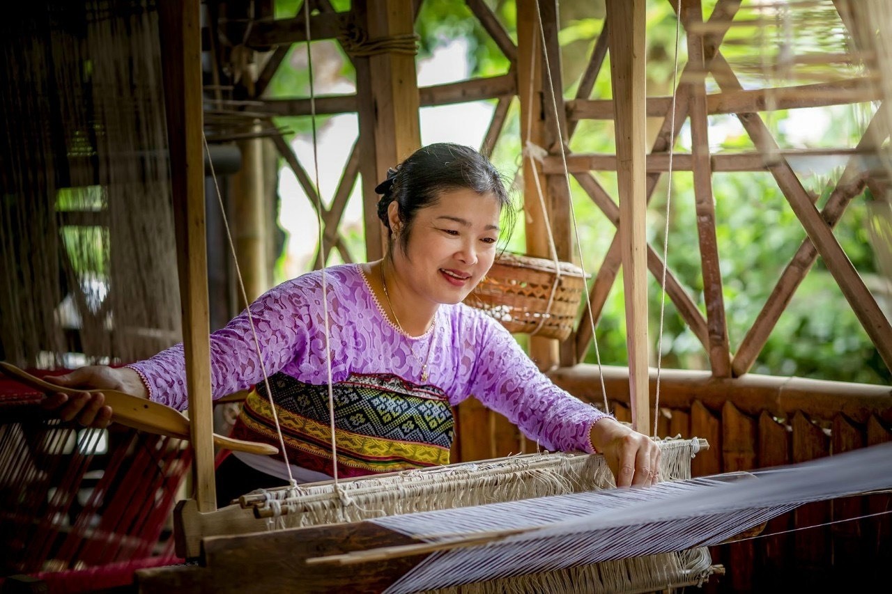 Nghề dệt thổ cẩm của người Thái ở Tây Bắc.