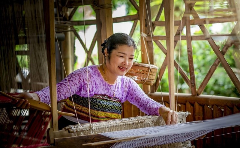 Nghề dệt thổ cẩm của người Thái ở Tây Bắc.