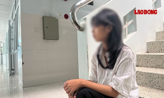 Em M tại một góc cầu thang ở Bệnh viện đa khoa tỉnh Bình Định.