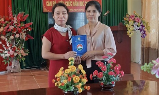 Lãnh đạo Liên đoàn Lao động huyện Ba Vì (bên phải) trao trợ cấp cho chị Lê Thị Hải. Ảnh: CĐH