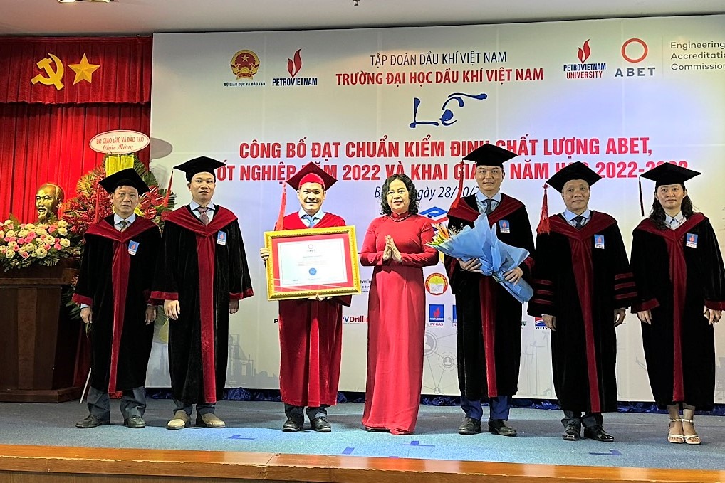 PVU đón nhận chứng nhận đat chuẩn kiểm định chất lượng ABET.